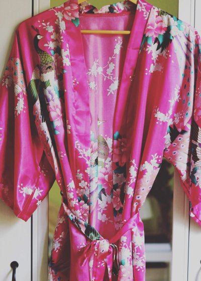 Elegantné a neprehliadnuteľné kimono v ružovej farbe s kvetmi.