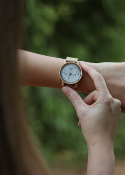 Obnoviteľný material hodiniek v drevenom obale s mramorovým ciferníkom