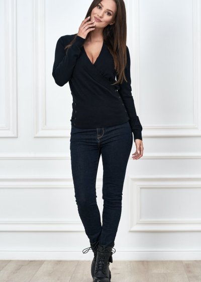 Kvalitný sveter s výstrihom v čiernej farbe