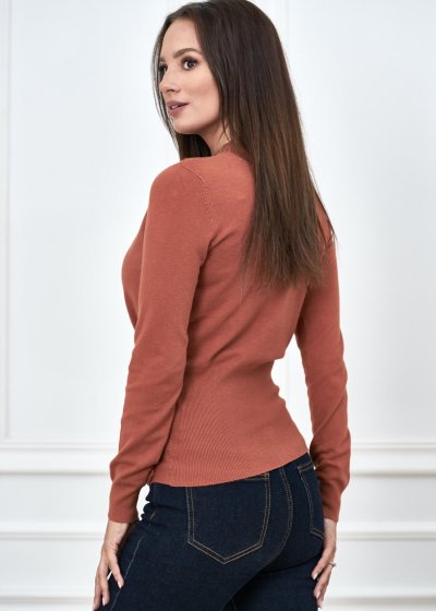 Kvalitný sveter s výstrihom v tehlovej farbe