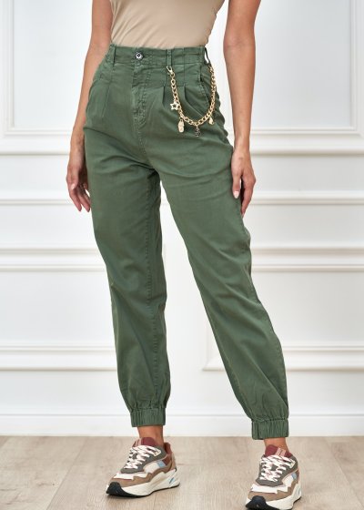 Trendy nohavice ozdobené s retiazkou zelené.