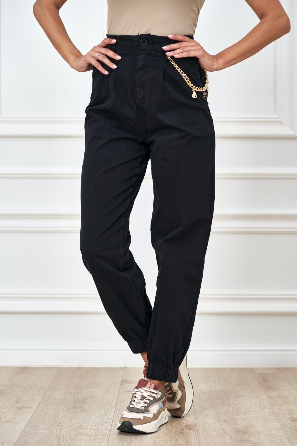 Trendy nohavice ozdobené s retiazkou čierne.