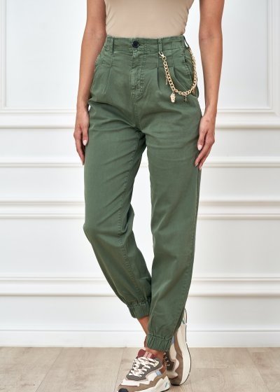 Trendy nohavice ozdobené s retiazkou zelené.