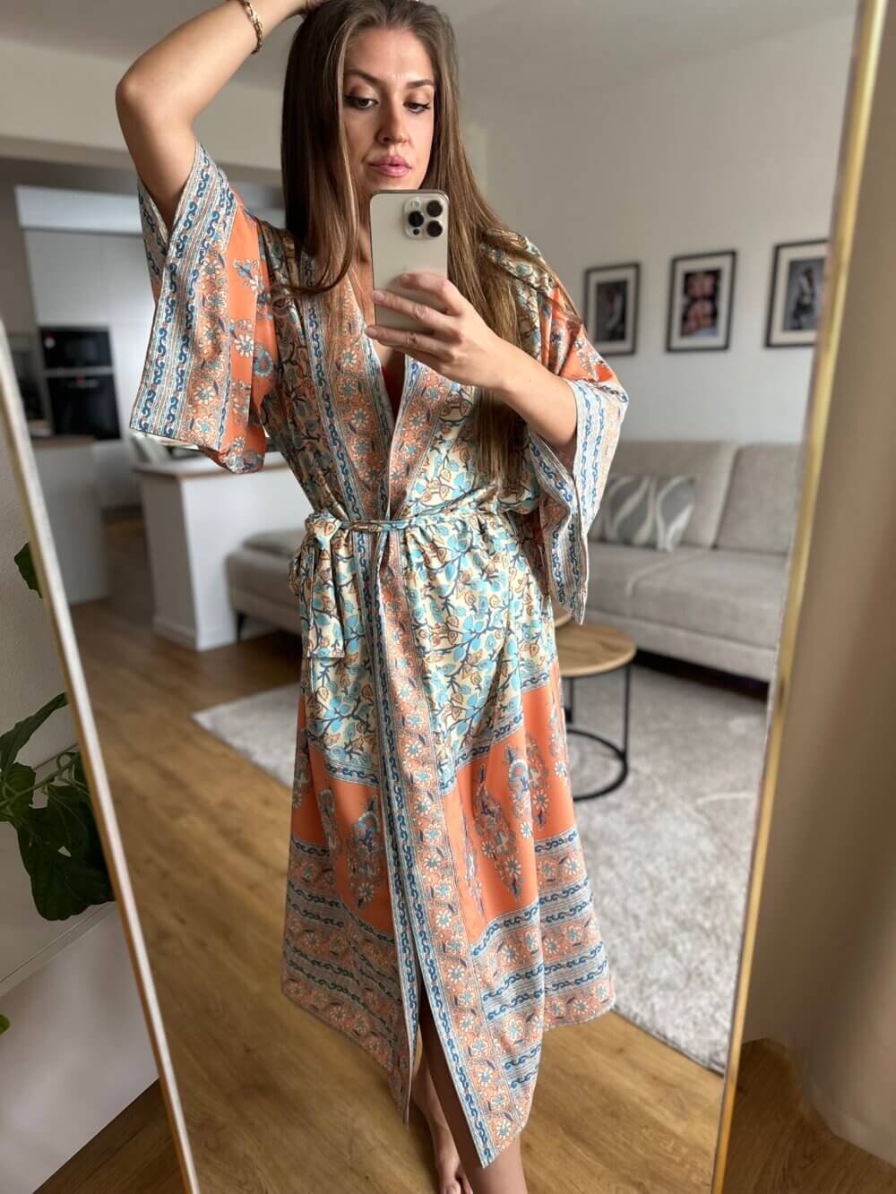 Dámske oversize kimono Eliana s ornamentálnym vzorom na modelke