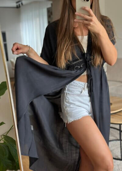 Dámske čierne kimono Noir s čipkovanými detailmi
